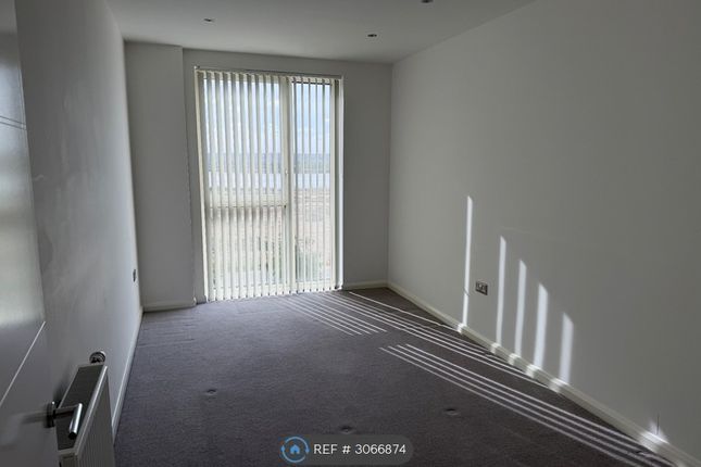 Flat, Collett Mansions Kings Hill, Barking photo 3
