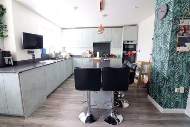 70, Kirby Drive, Luton photo 3