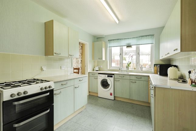 14, Lingfield Gardens, Leeds photo 3