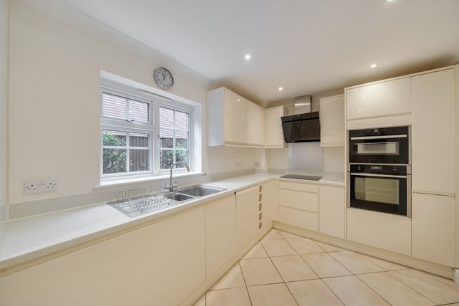 Flat 2, Elder Court, 23, Green Lane, Middlesex photo 3