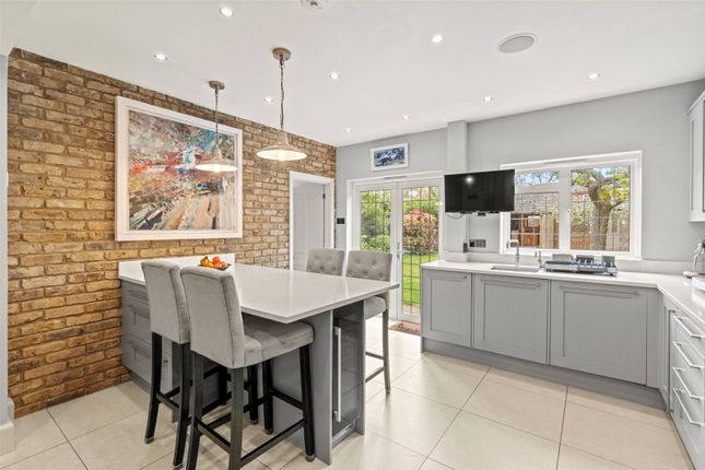 38, Courtlands Avenue, Hampton photo 4