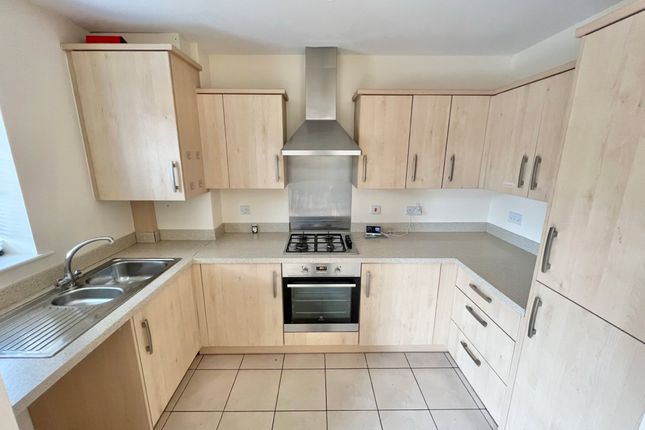 19, Hornchurch Square, Farnborough photo 3