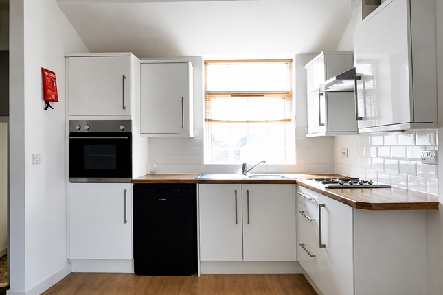 122 Leeds Road, Castleford photo 2