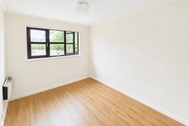 18, Armada Court, Grays photo 4