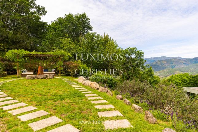 Villa for sale in 4850 Cova, Portugal