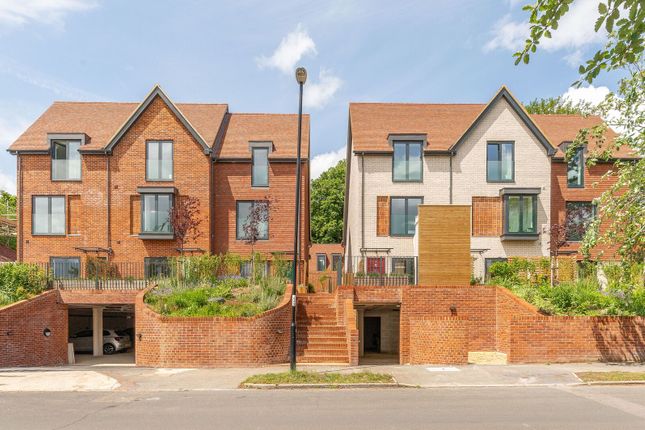 3-bed house on Maplehurst Place, Coulsdon, £675,000