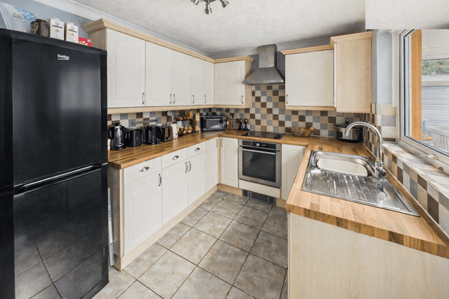 12 Lancaster Close, Bursledon, Southampton photo 4