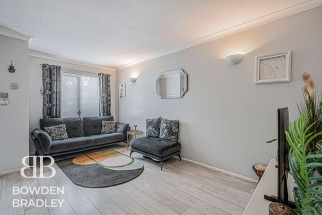 30 Bernards Close, Hainault photo 3