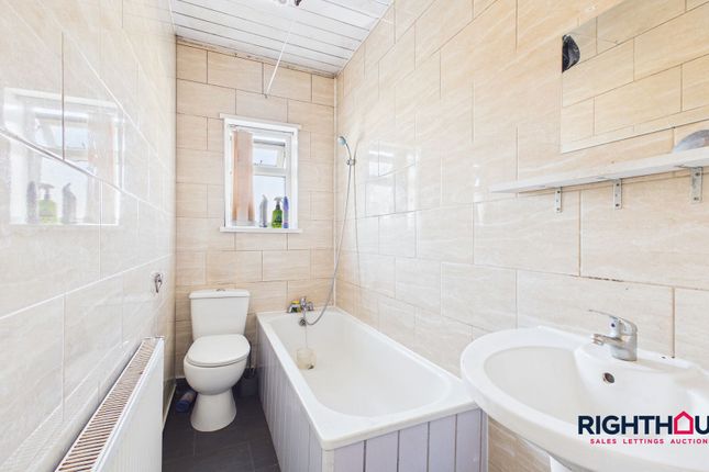 78 Harlow Road, Bradford photo 4