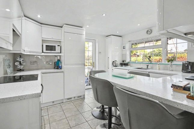 14, The Street, Farnham photo 3