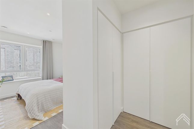 53422345, 10 Aviator Drive, The Maple, London photo 4