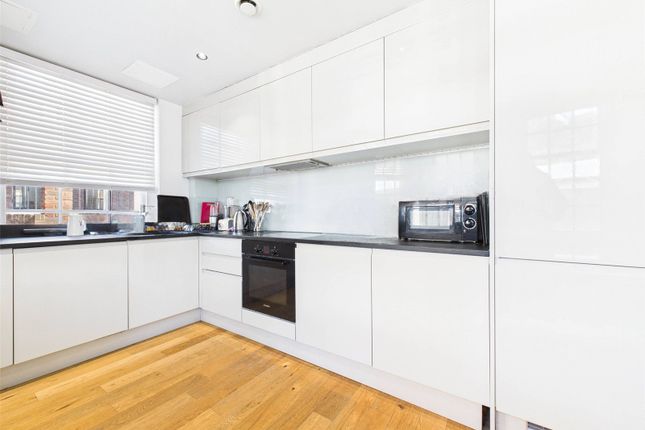 Flat 3, 1,, High Street, Hampton photo 4