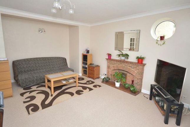 Flat to rent in North Parade, Chessington
