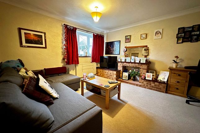47 Pine Grove, Gillingham photo 2