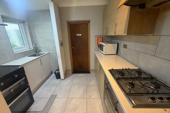 34, Graham Rd, London photo 5