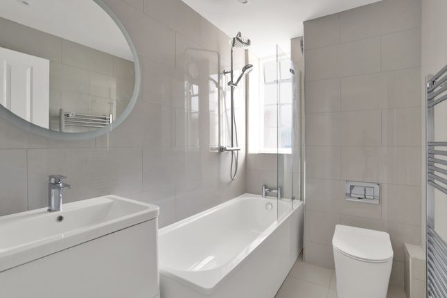 13, Queens Close, Esher photo 4