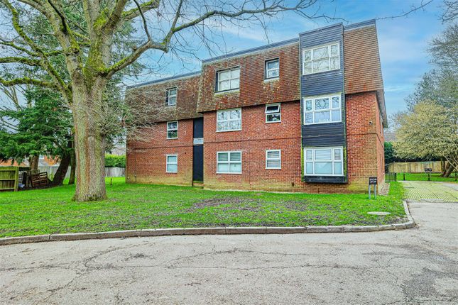 1-bed flat on 54 Bovingdon Court, Windsor Close, Hemel Hempstead, £210,000