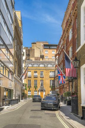 Flat 2, Castlemaine House, 21-22 St Jame's Place, London photo 4