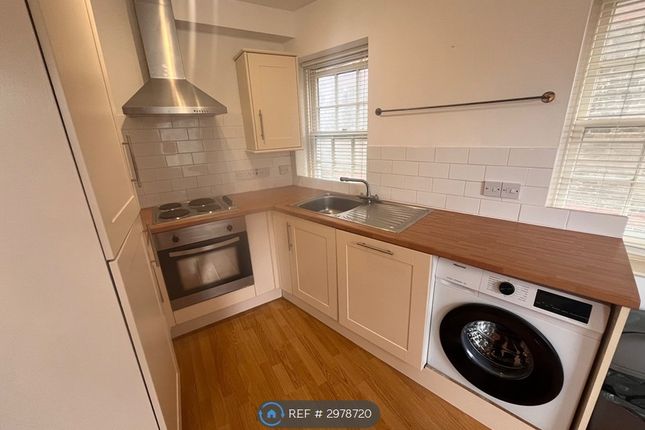 Flat, The Heights New Road, Rochester photo 5