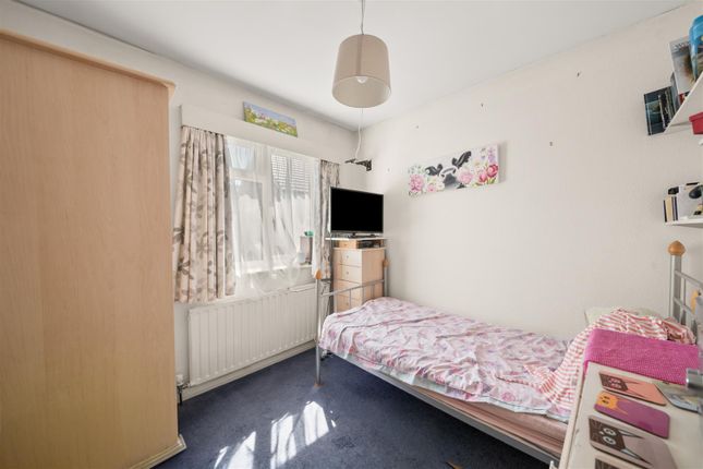 7, Heron Close, Uxbridge photo 4