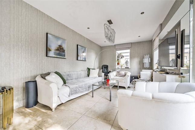 Maisonette for sale in Huguenot Drive, Palmers Green, London
