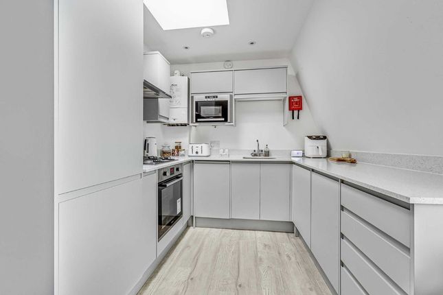 Flat for sale in Lavender Hill, London