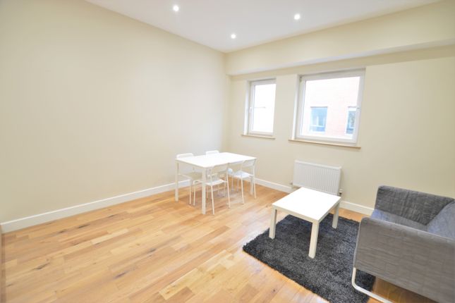 Flat 18 Princes House, 15 High Street, Slough photo 5