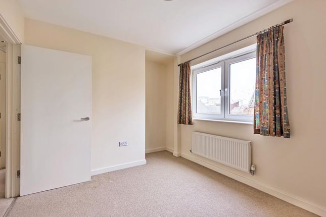 Flat to rent in Whale Avenue, Reading