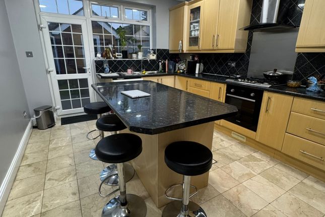 5 Bedroom Terraced House To Rent