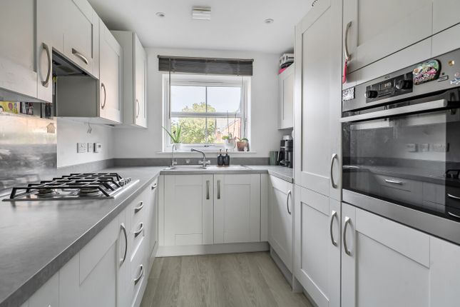 11, Holmes Place, Bracknell photo 2