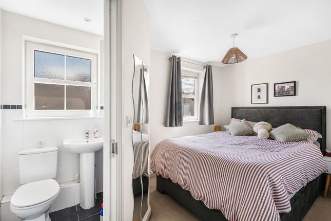 4, Ellerton Way, Farnham photo 4