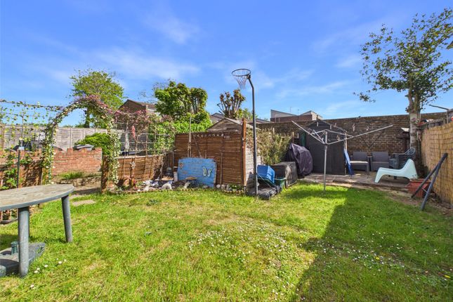72, Elmcroft Close, Feltham photo 3