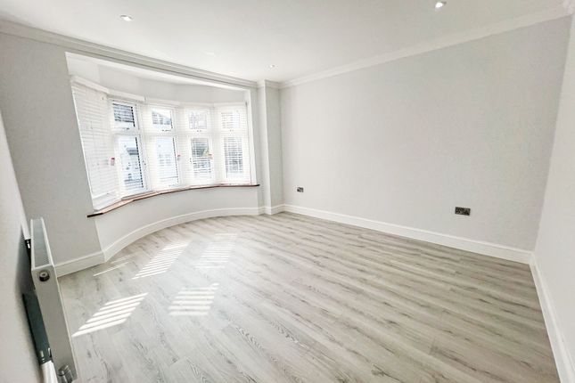 203, Tomswood Hill, London photo 2