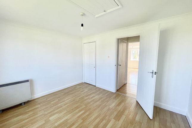 Flat 4 Heron Court, Fyfield Road, Ongar photo 3