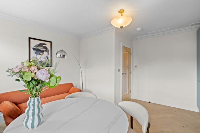 Short Let - Flat 2, 123, Queens Gate, London photo 4