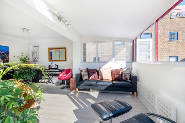5-bed detached on Maynards Quay, London, £4,500/mo