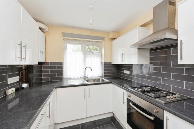 32 Queensfield Court,, London Road, Surrey photo 4