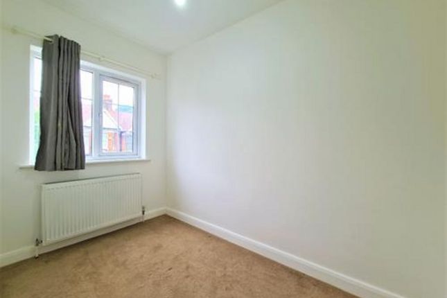 Flat Flat 2, 27, Fallow Court Avenue, London photo 5
