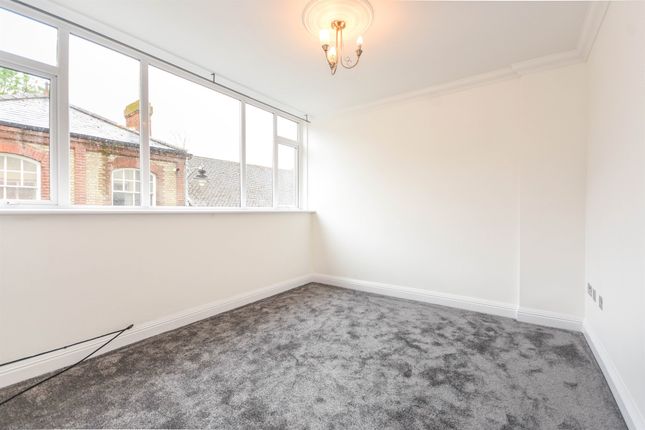 Flat for sale in Crown Street, Brentwood