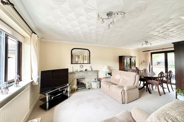 39, Ash Grove, High Peak photo 3