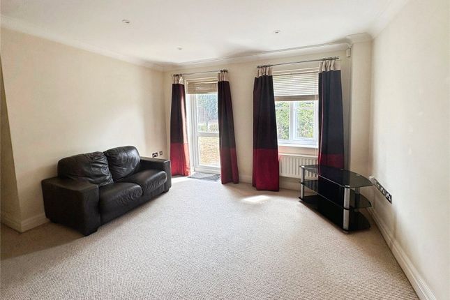 Flat 3, Vantage Court, 100, Goldsworth Road, Surrey photo 2