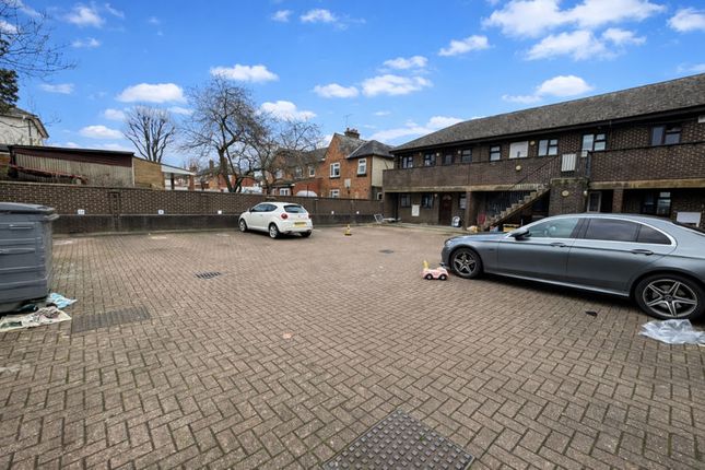 4 Holland Court, Biscot Road, Luton photo 2