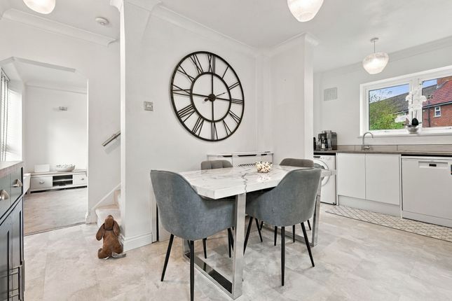 12 Anson Close, Romford photo 2