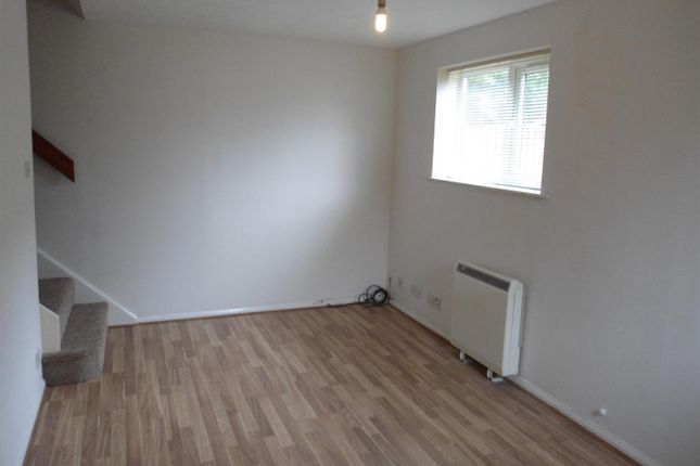 4, Spring Grove, Mitcham photo 2