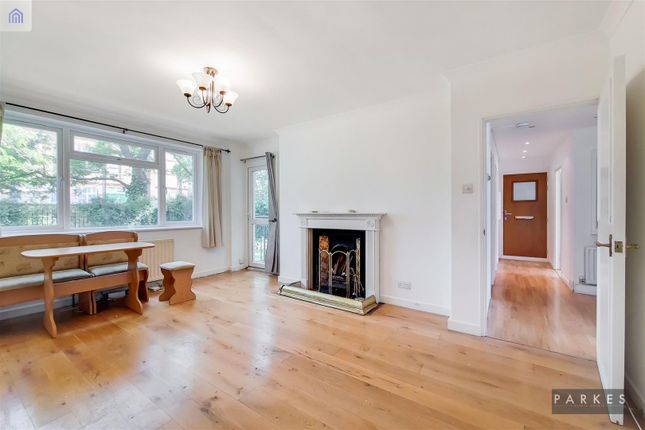 Flat to rent in Pearscroft Road, Fulham, London