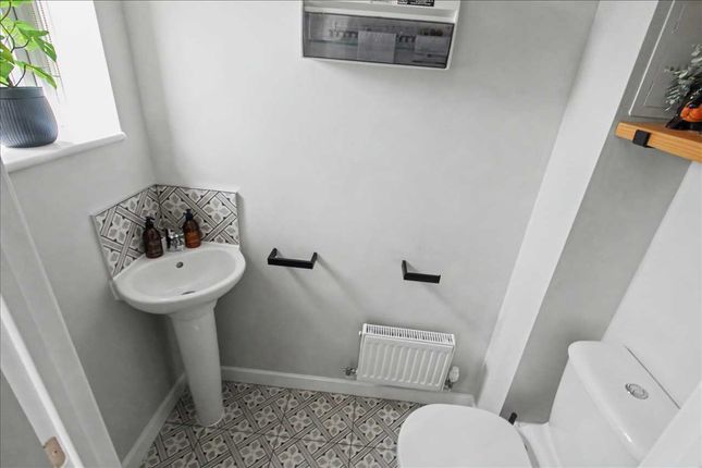 44, Wessex Drive, Nottingham photo 3