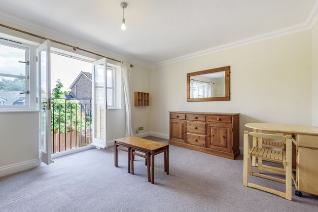 Flat 4 Carrington House, 140, Replingham Road, London photo 3