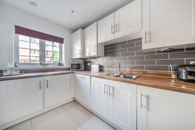 14, Woodland Close, Surrey photo 3