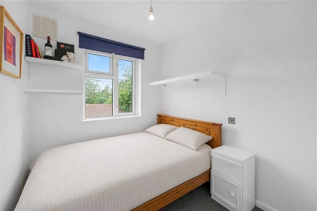 Flat 10, Avondale House, Mortlake High Street, London photo 4