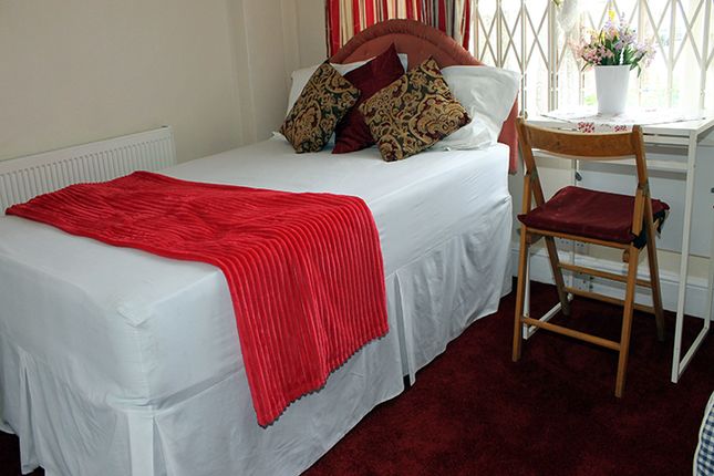 Room To Rent In Russell Avenue Wood Green London N22 Zoopla